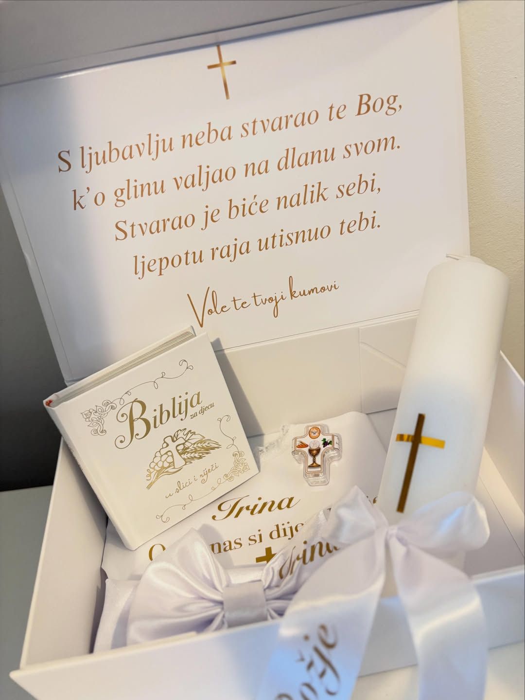Detalj krsnog seta sa svijećom