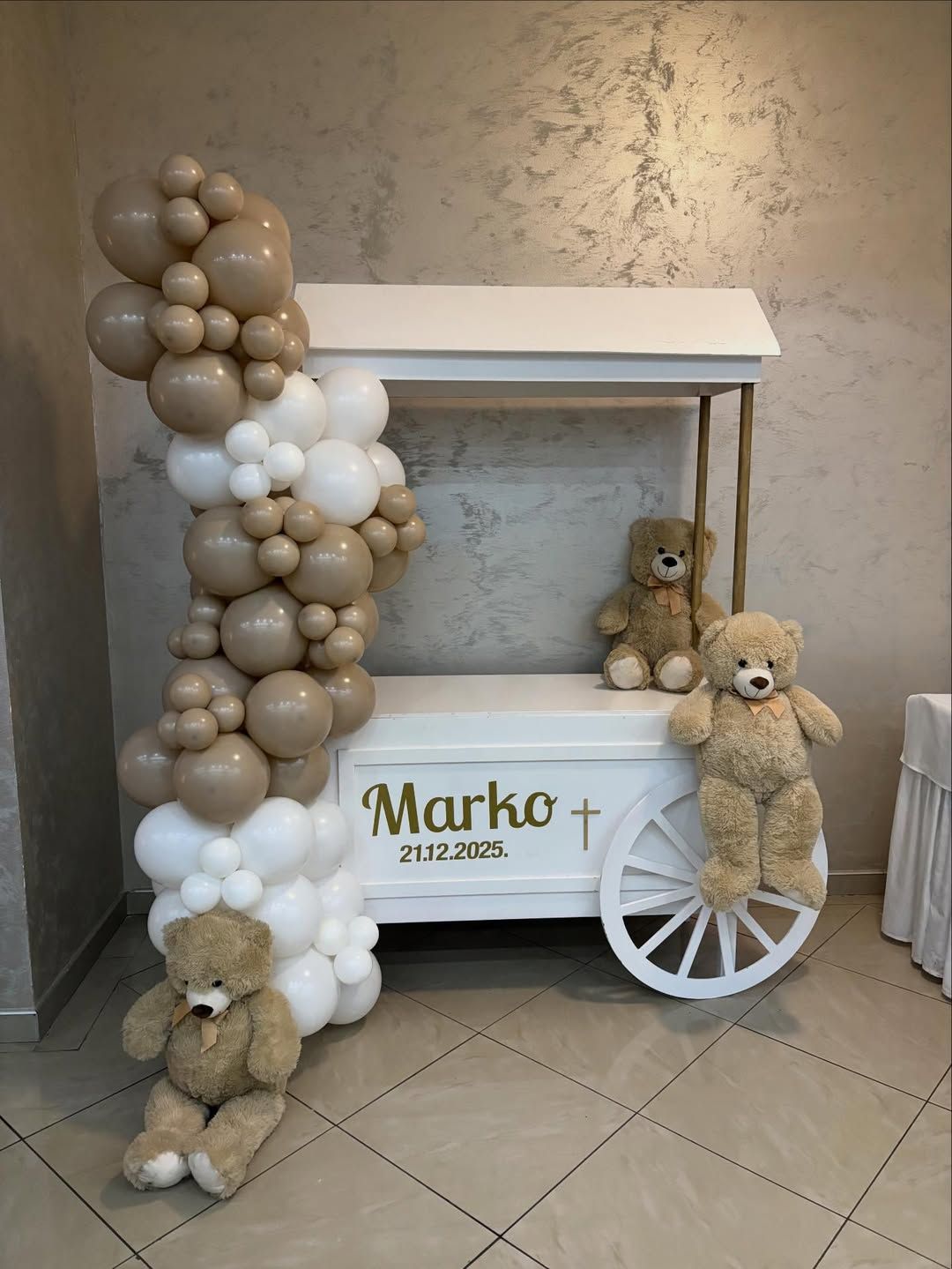 Personalizirani dekor balonima i slatki kutak za posebnu proslavu